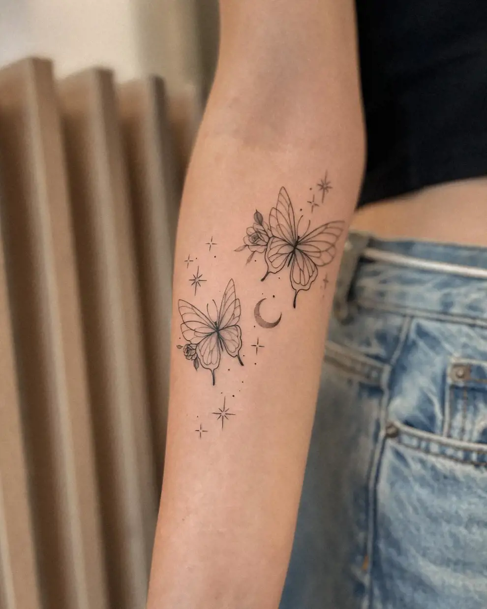 Tatuaje mariposa y estrellas