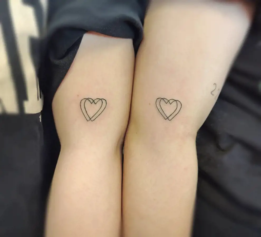 Tatuajes amigas minimalistas: corazón