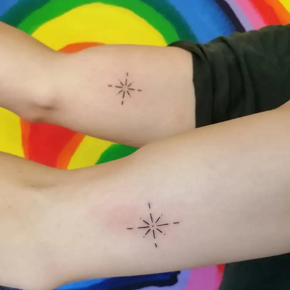 Tatuajes amigas minimalistas: destellos