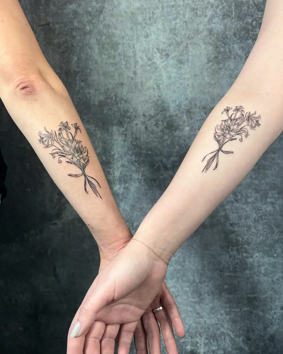 Tatuajes para amigas: ramillete de flores