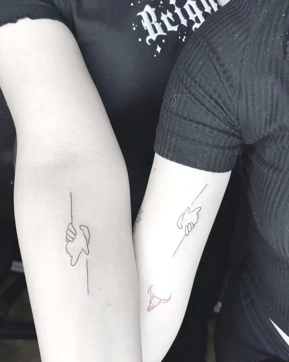 Tatuajes en pareja: manos sujetándose