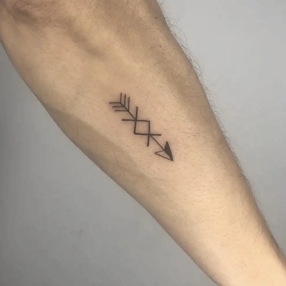 Tatuajes de runas: con una flecha