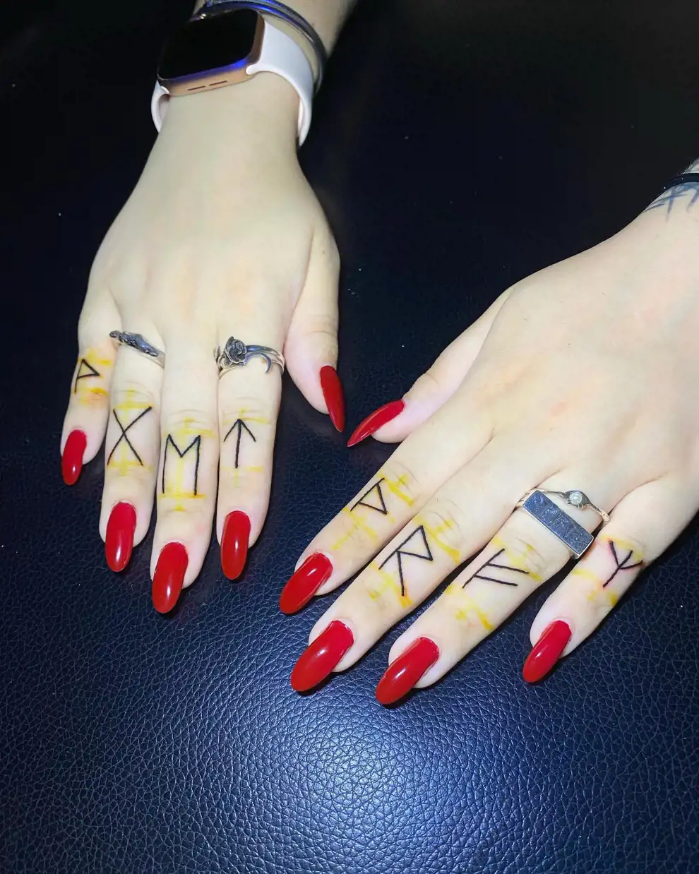 Tatuajes de runas: en los dedos