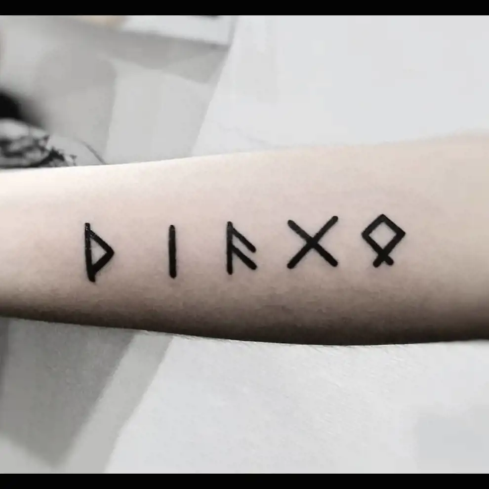 Tatuajes de runas: iniciales