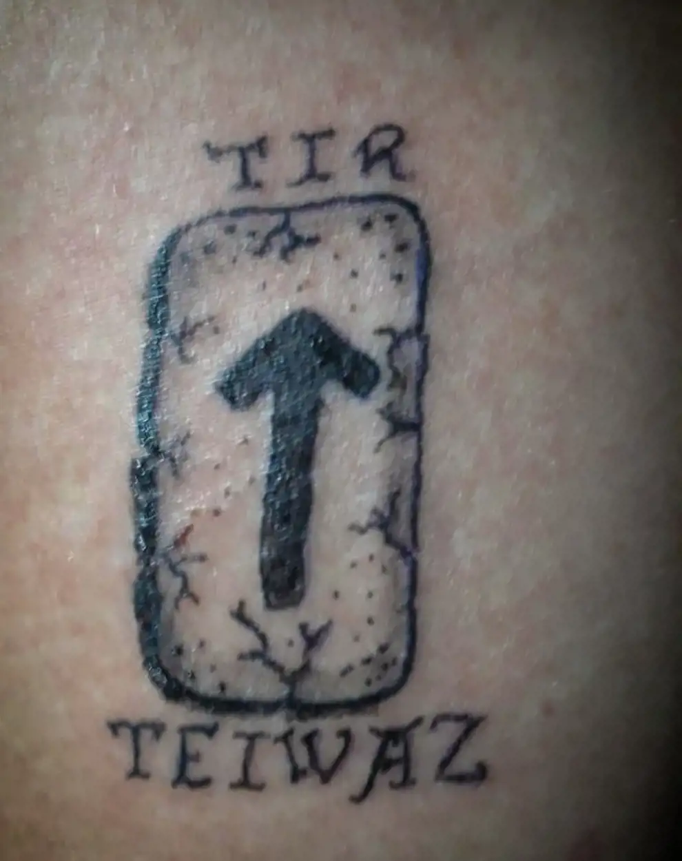 Tatuajes de runas: tiwaz
