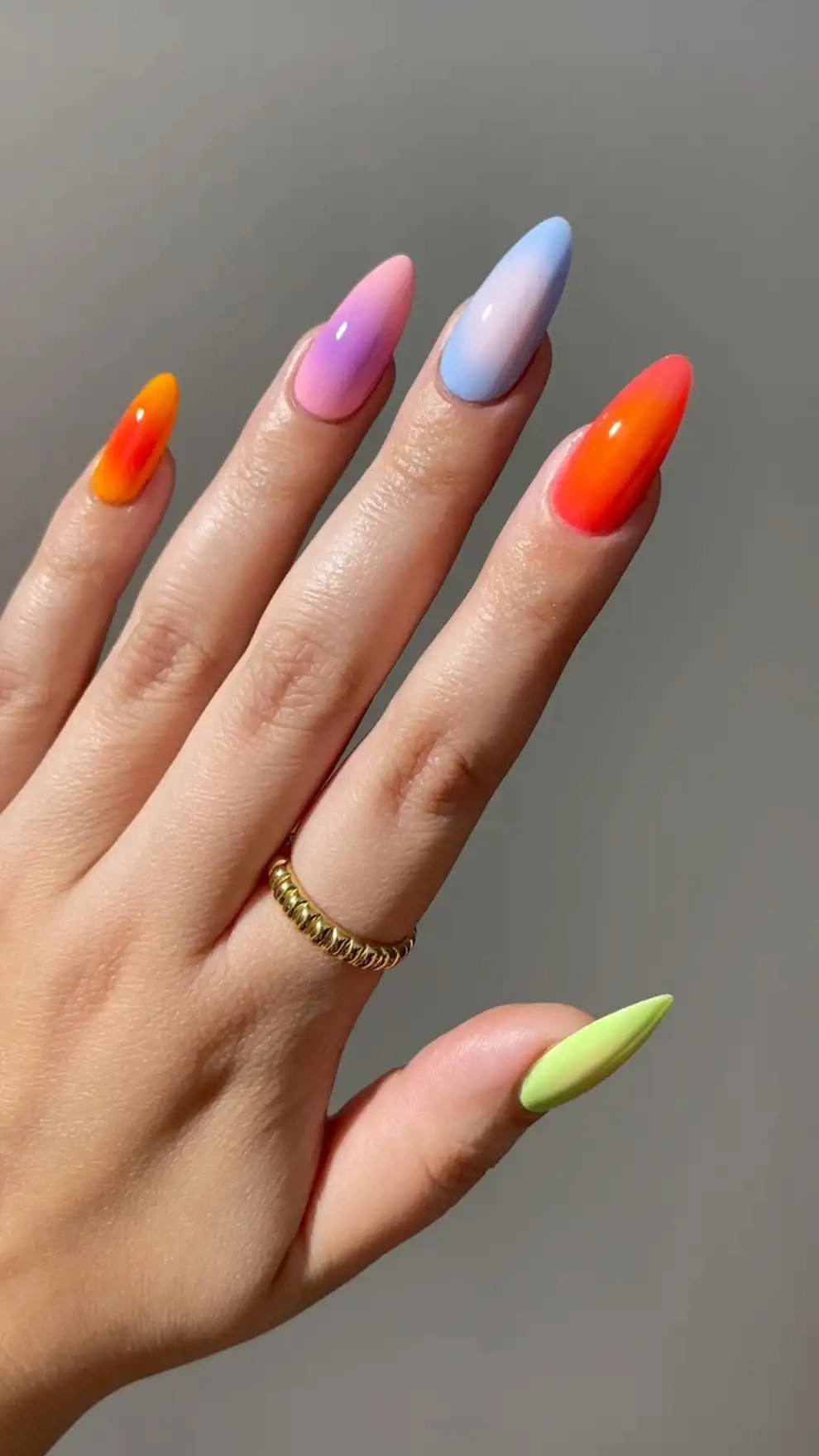 Aura nails: combinación multicolor