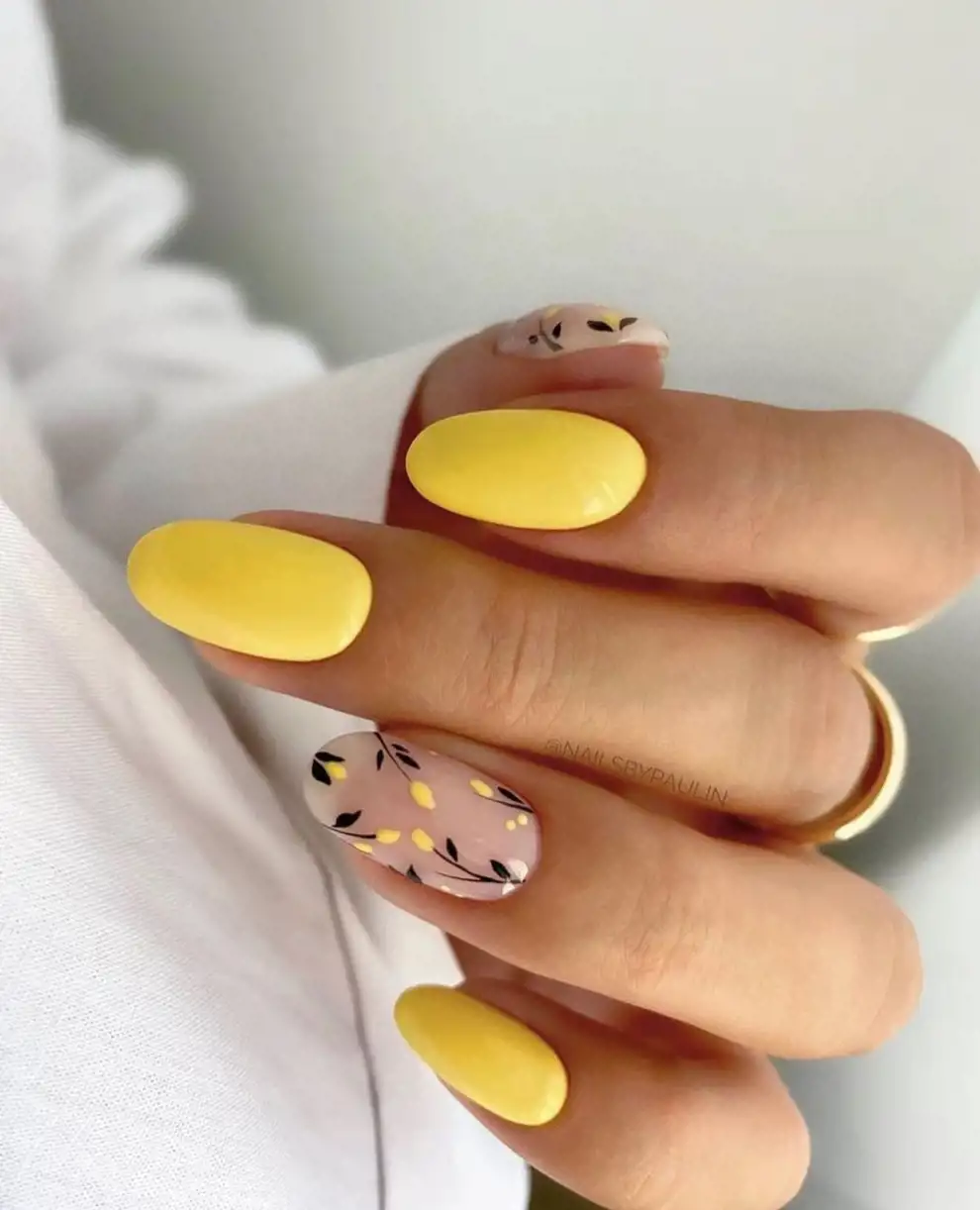 Colores de uñas que rejuvenecen: amarillo
