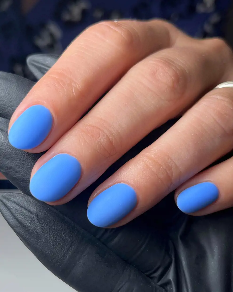 Colores de uñas que rejuvenecen: azulón