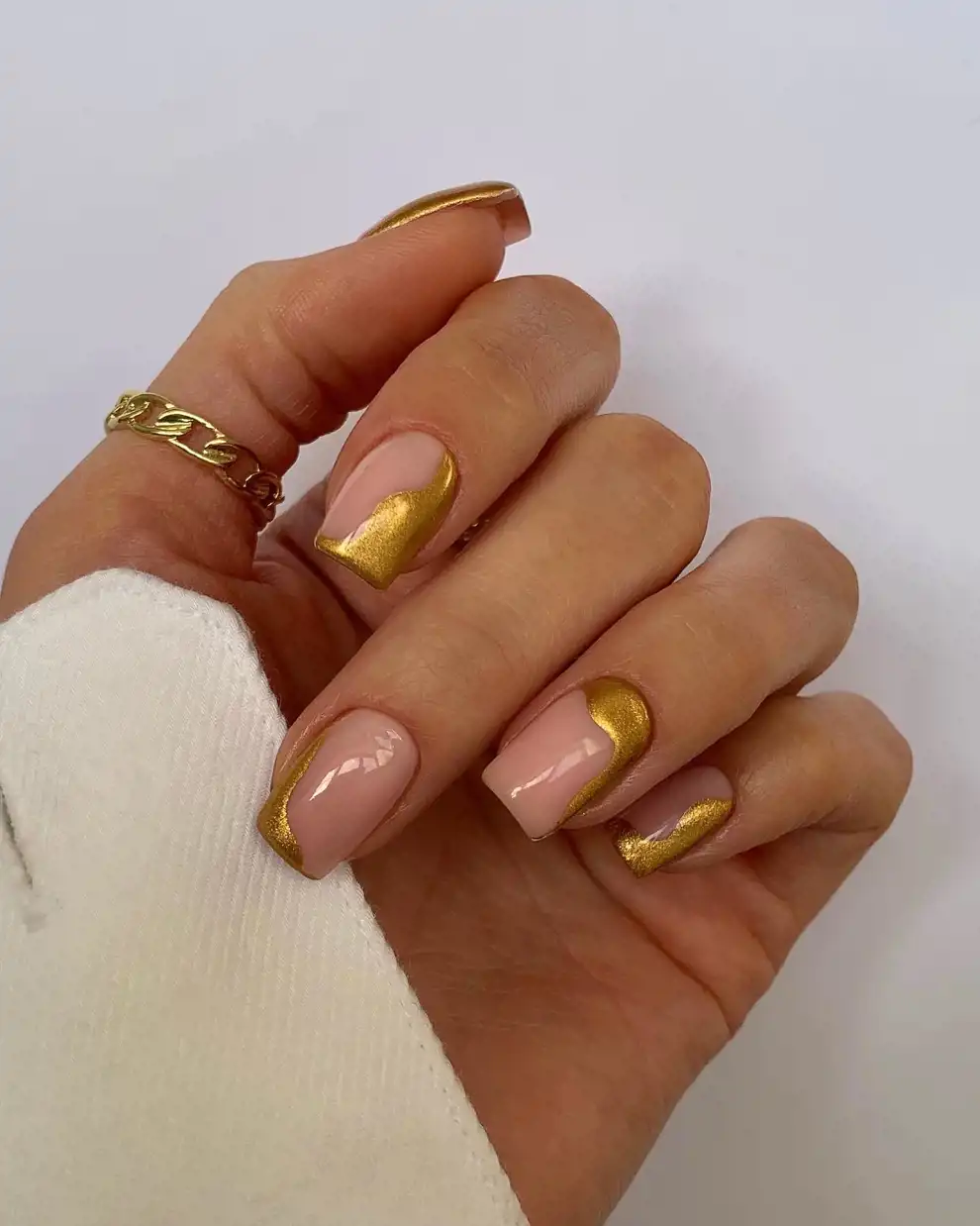 Colores de uñas que rejuvenecen: dorado