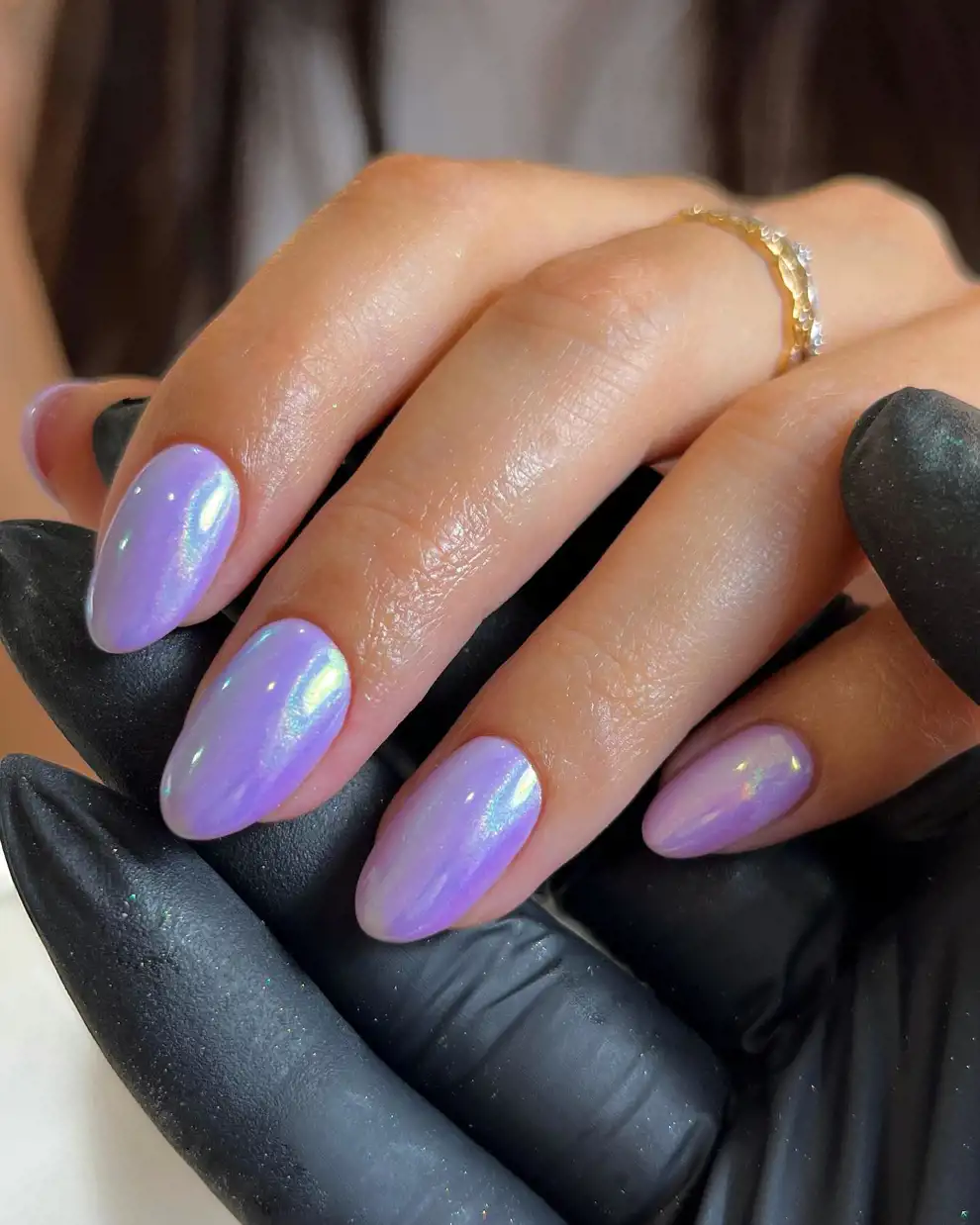 Colores de uñas que rejuvenecen: iridiscente