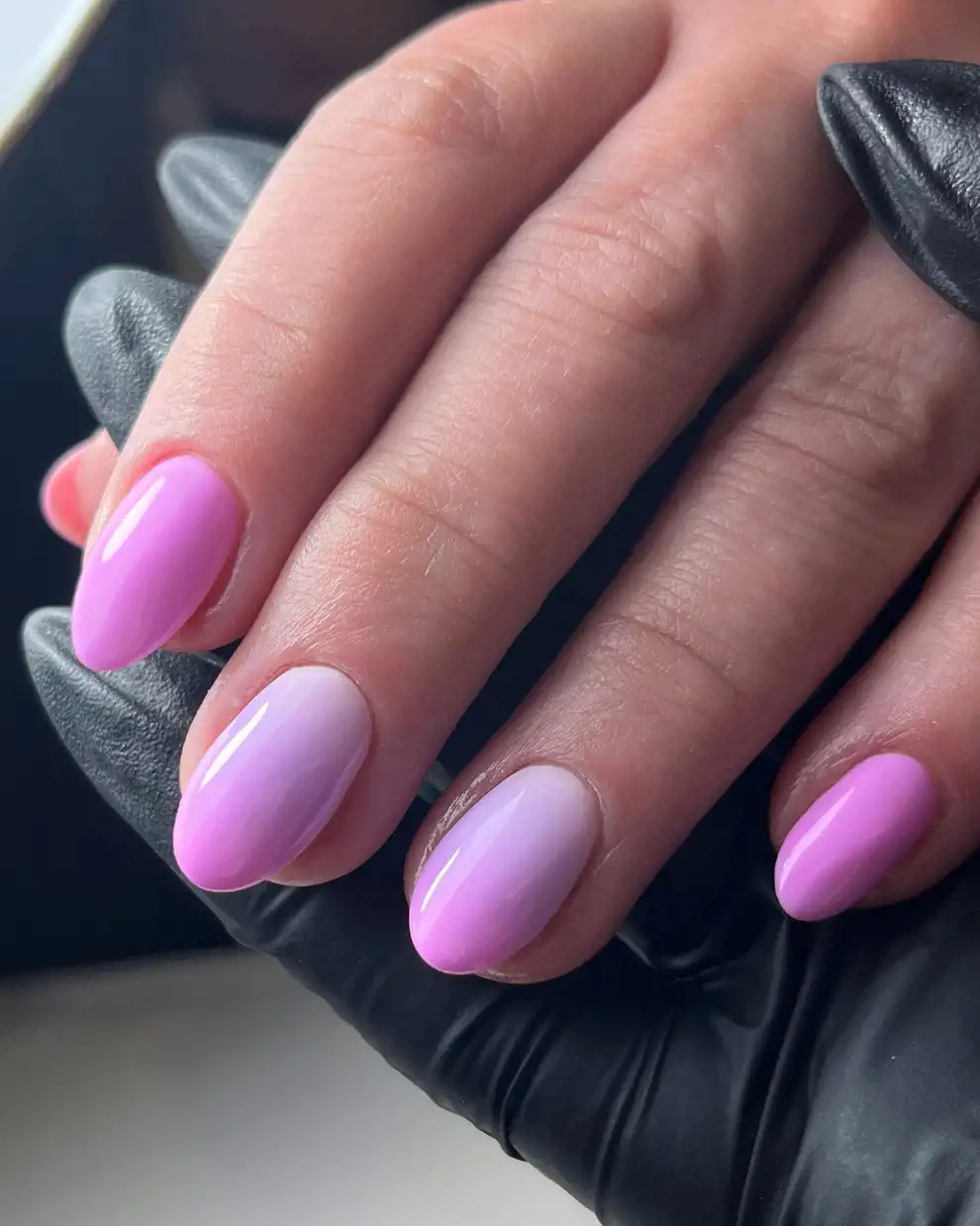 Colores de uñas que rejuvenecen: rosa chicle