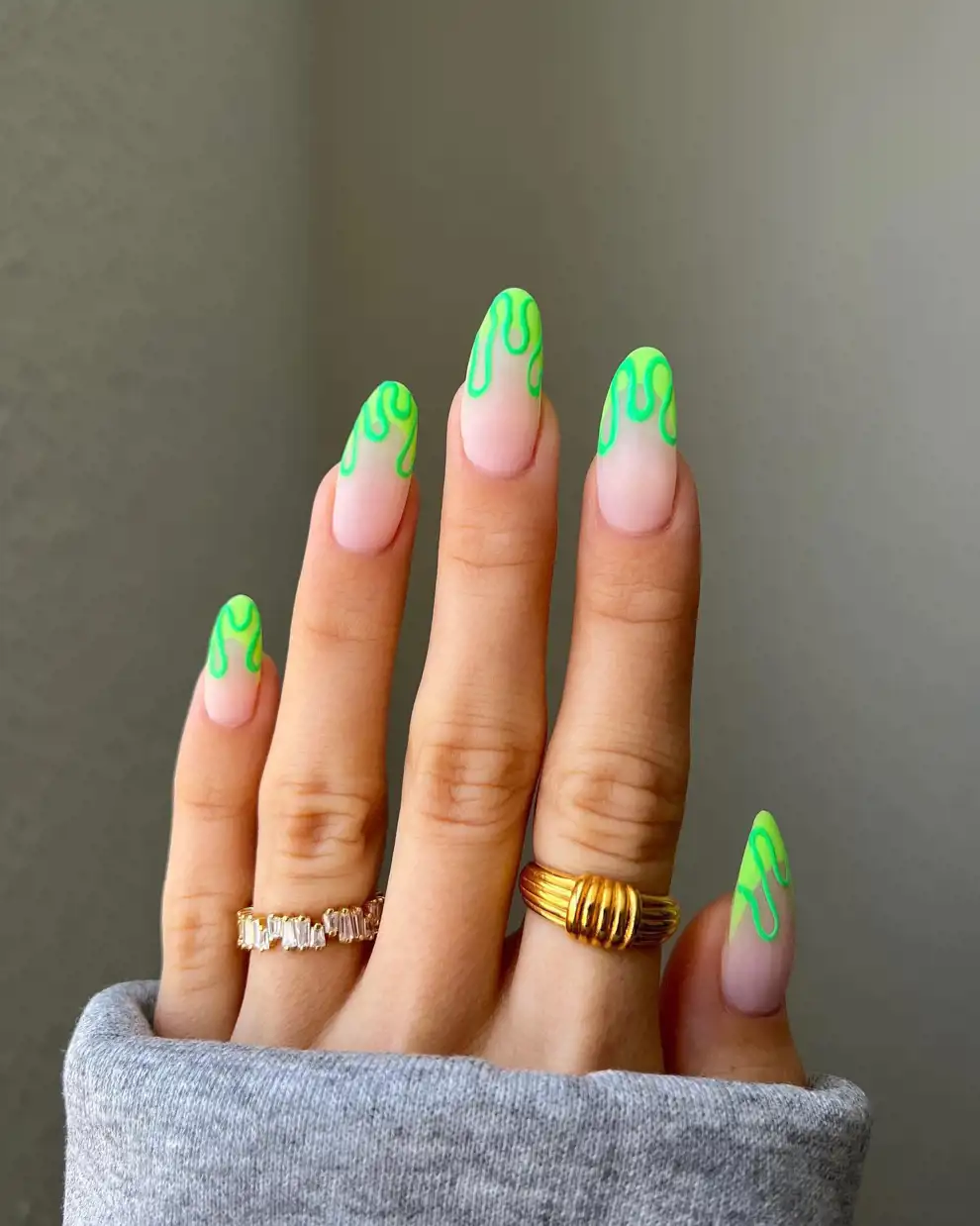 Colores de uñas que rejuvenecen: verde flúor