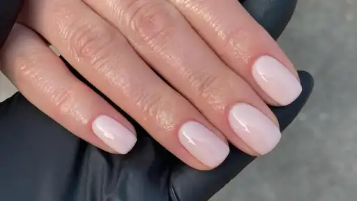 Colores de uñas que rejuvenecen: rosa pastel