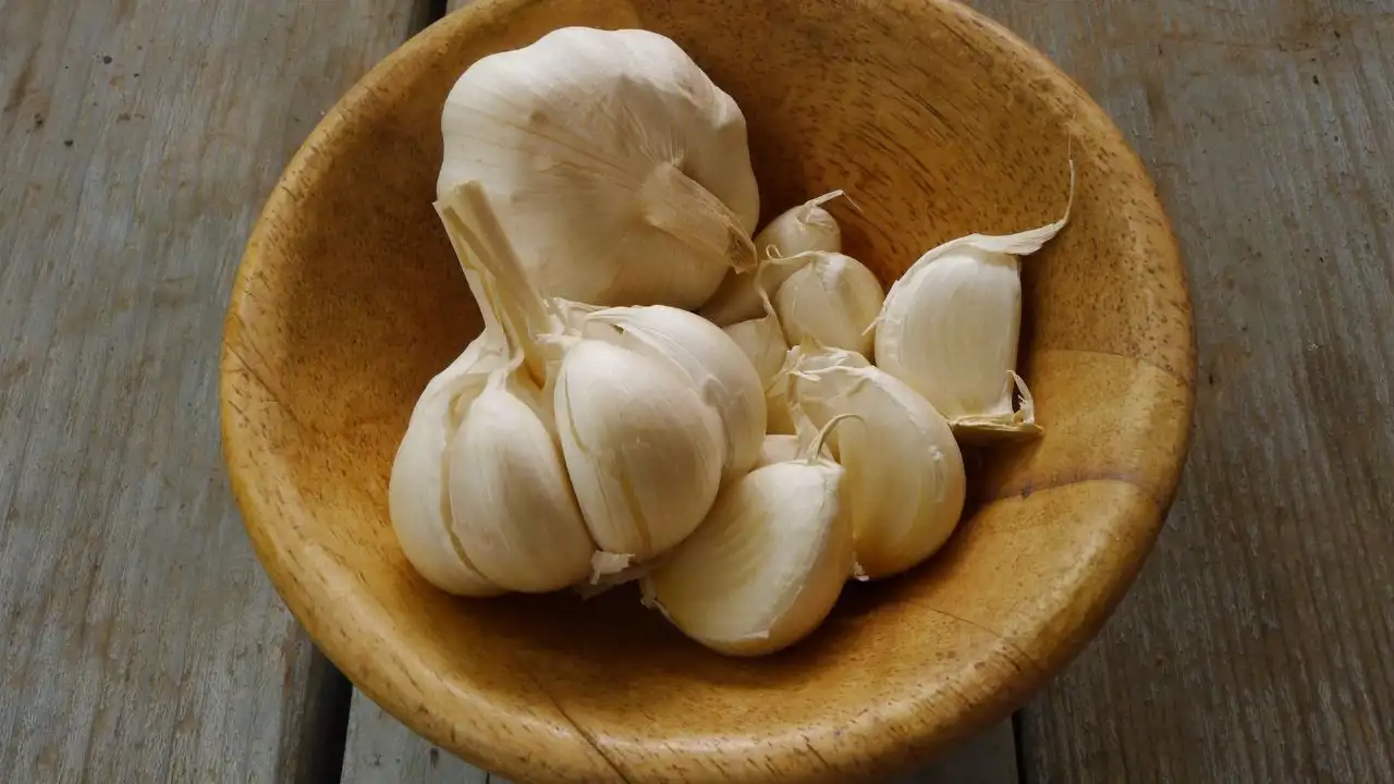 ¿Cómo usar el ajo en casa para atraer la buena suerte y protección? 5 rituales que dan fortuna, dinero y salud