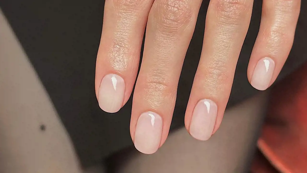 Tendencia del lujo silencioso: 10 diseños de uñas para lucirla en tus manicuras
