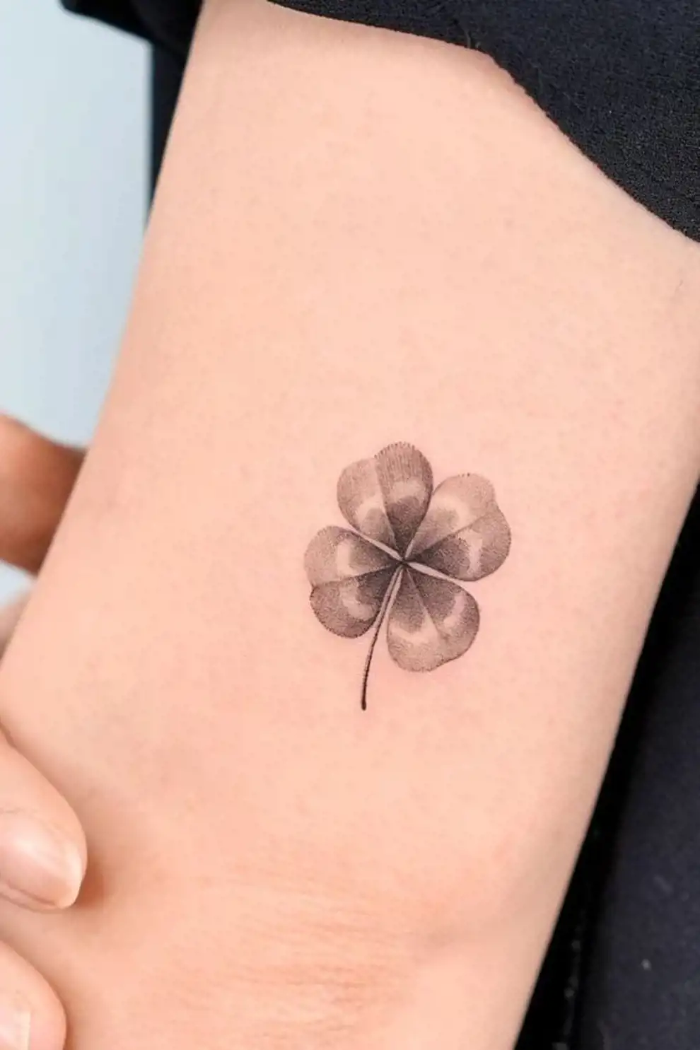 15 tatuajes de buena suerte y protección: trébol de 4 hojas