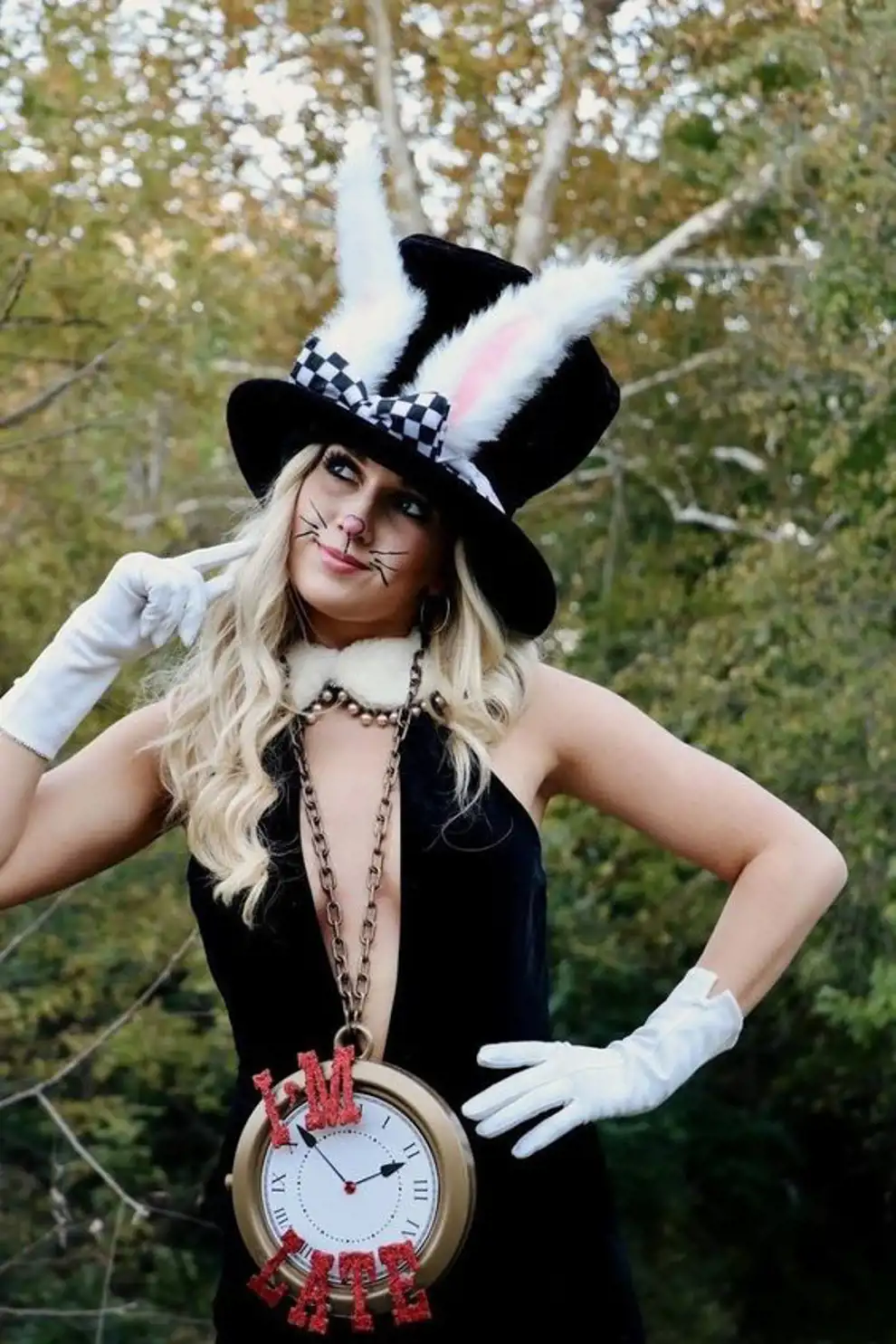 Disfraces de Halloween caseros para mujer: conejo Alicia