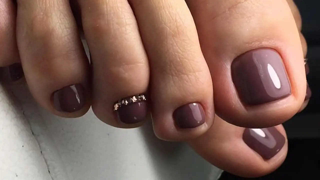 15 diseños de uñas de los pies decoradas con un toque otoñal para los últimos días de sandalias
