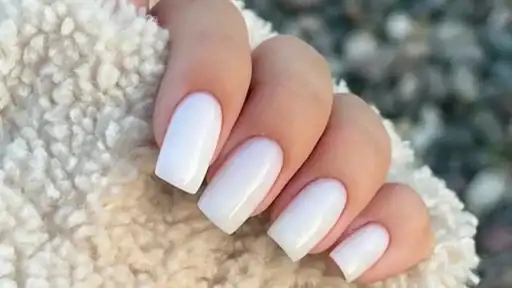 Uñas blancas o milky nails, cómo potenciar la manicura más elegante