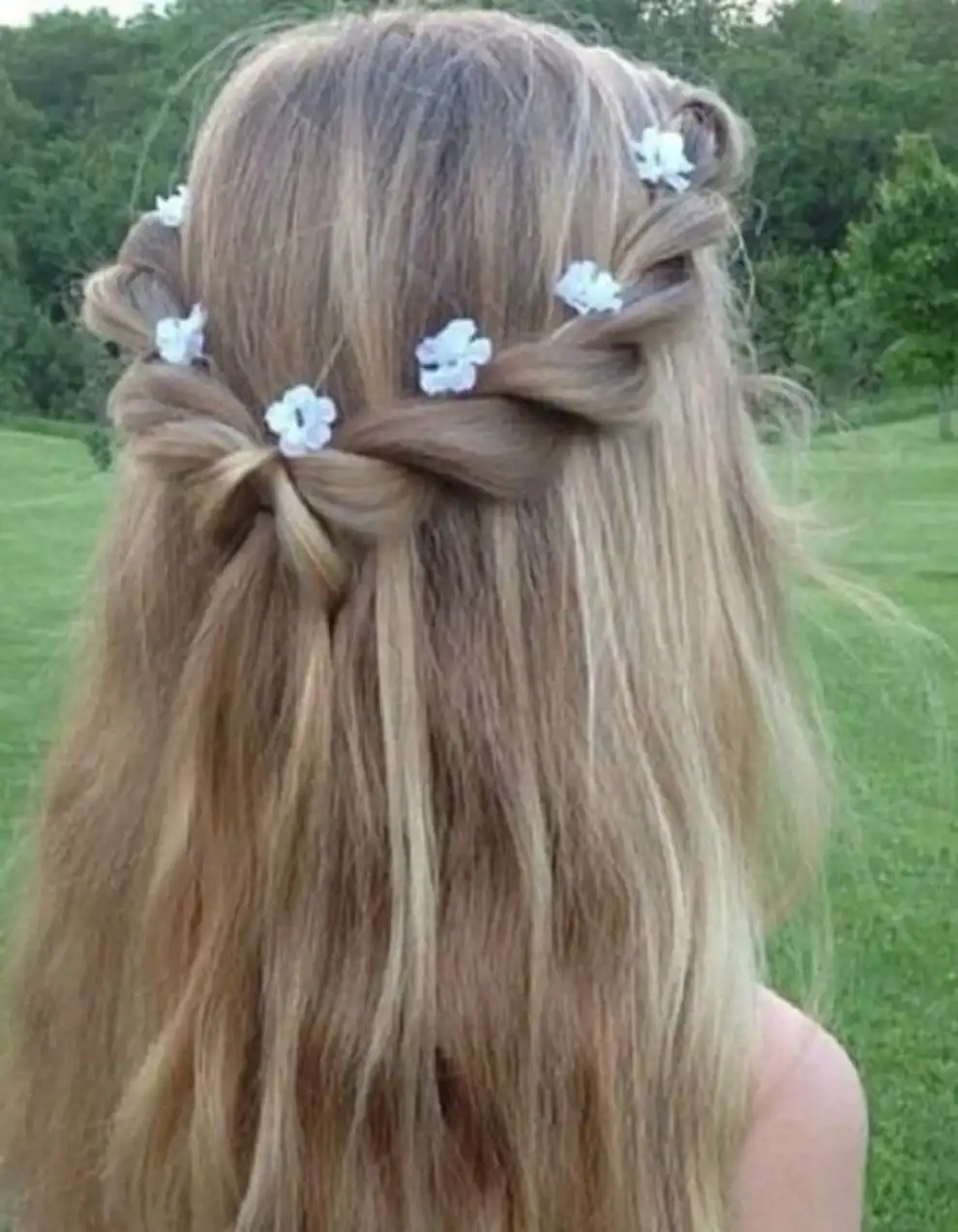 Peinados para niñas: semirrecogido trenzado con flores
