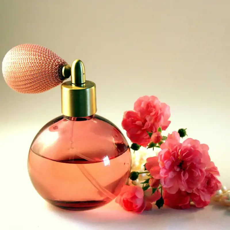 10 perfumes de mujer que duran todo el día y dejan huella al pasar