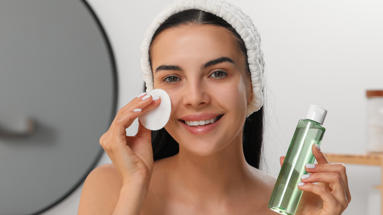 5 errores que cometes al hacerte la limpieza facial y que deberías evitar, según una experta