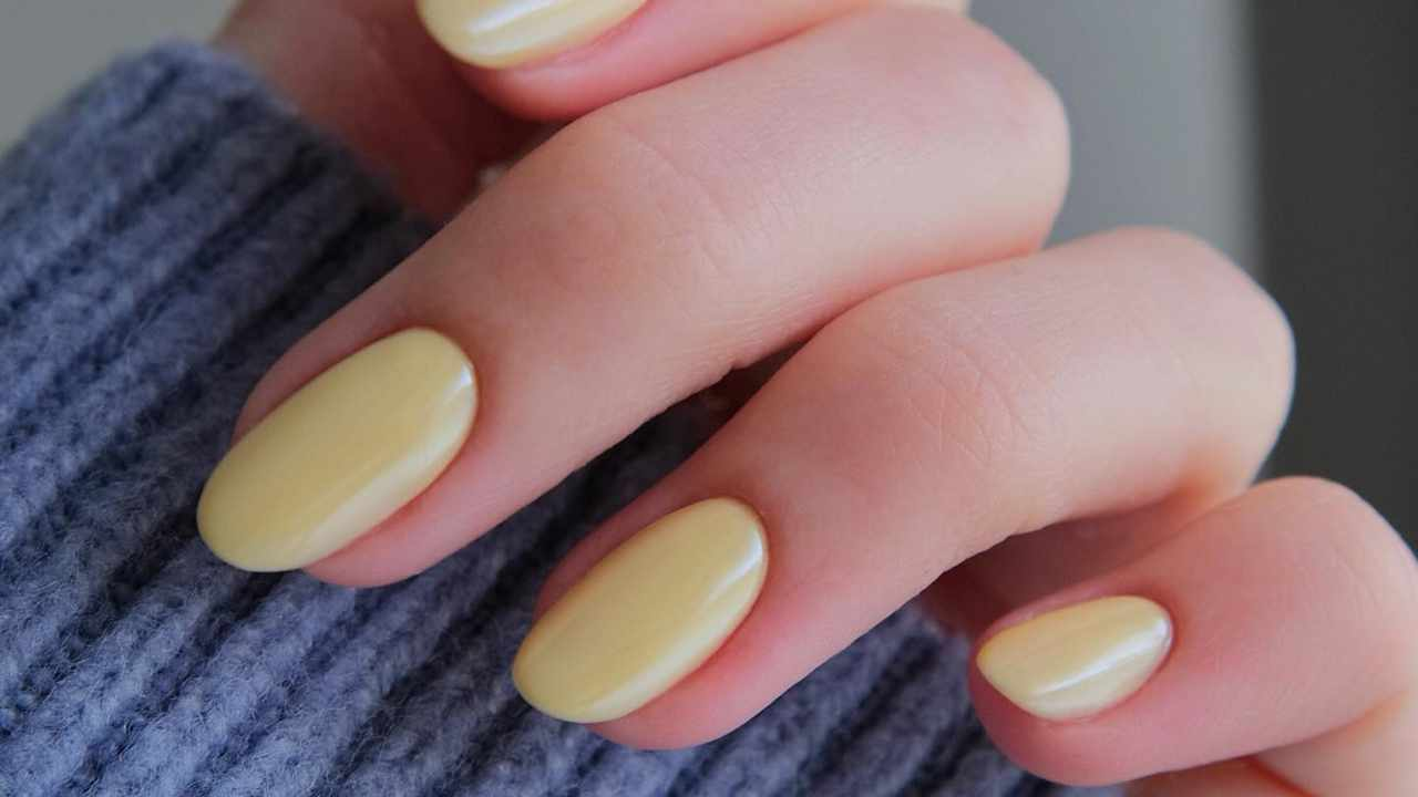 El color amarillo mantequilla es el más tendencia para uñas este 2024: ideas bonitas para llevarlo