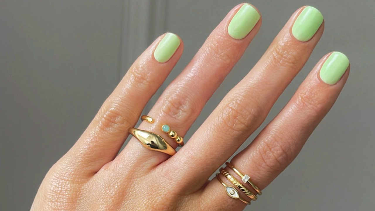 Milky mint nails: el color para unas uñas elegantes y sencillas que más se llevará este verano