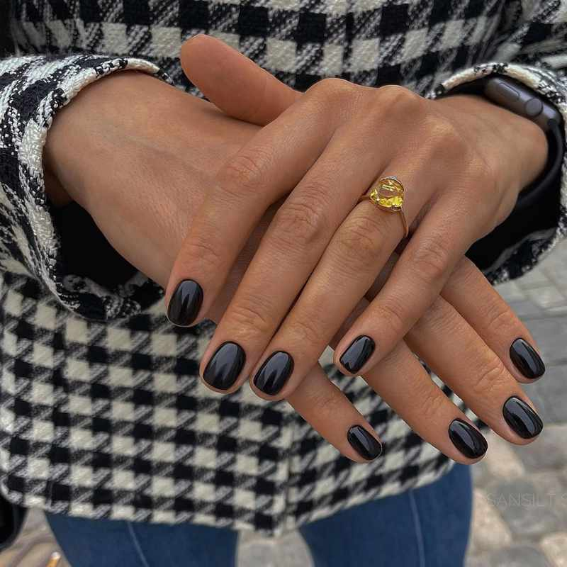 Uñas negras: la manicura más sencilla y en tendencia que te sube la autoestima