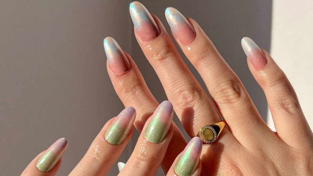 10 colores de uñas que combinan con un vestido verde