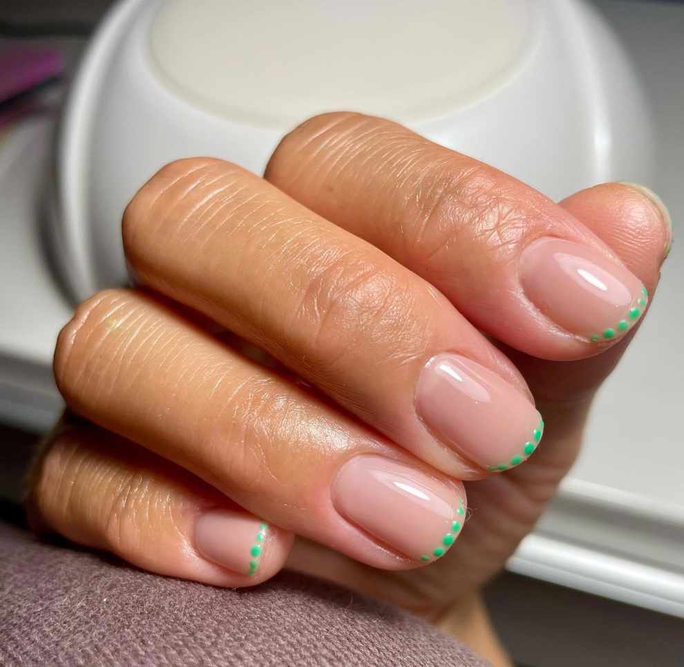 Uñas francesas de color: dot nails