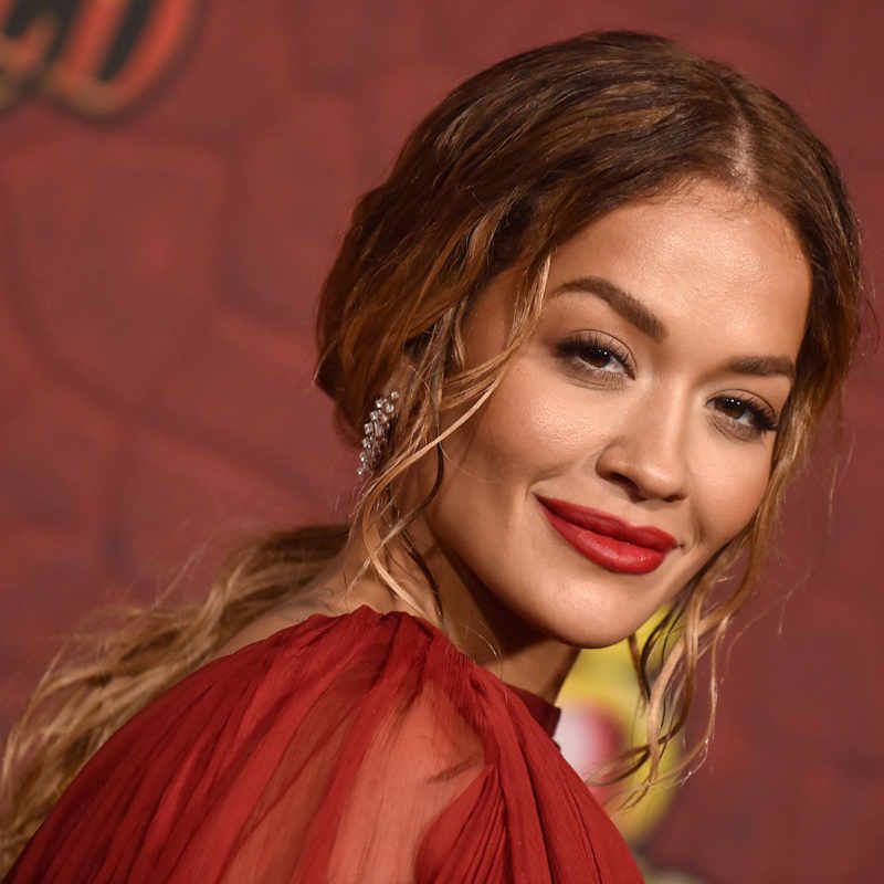 Rita Ora crea tendencia con el labial más favorecedor del verano y su melena rizada con efecto surfero