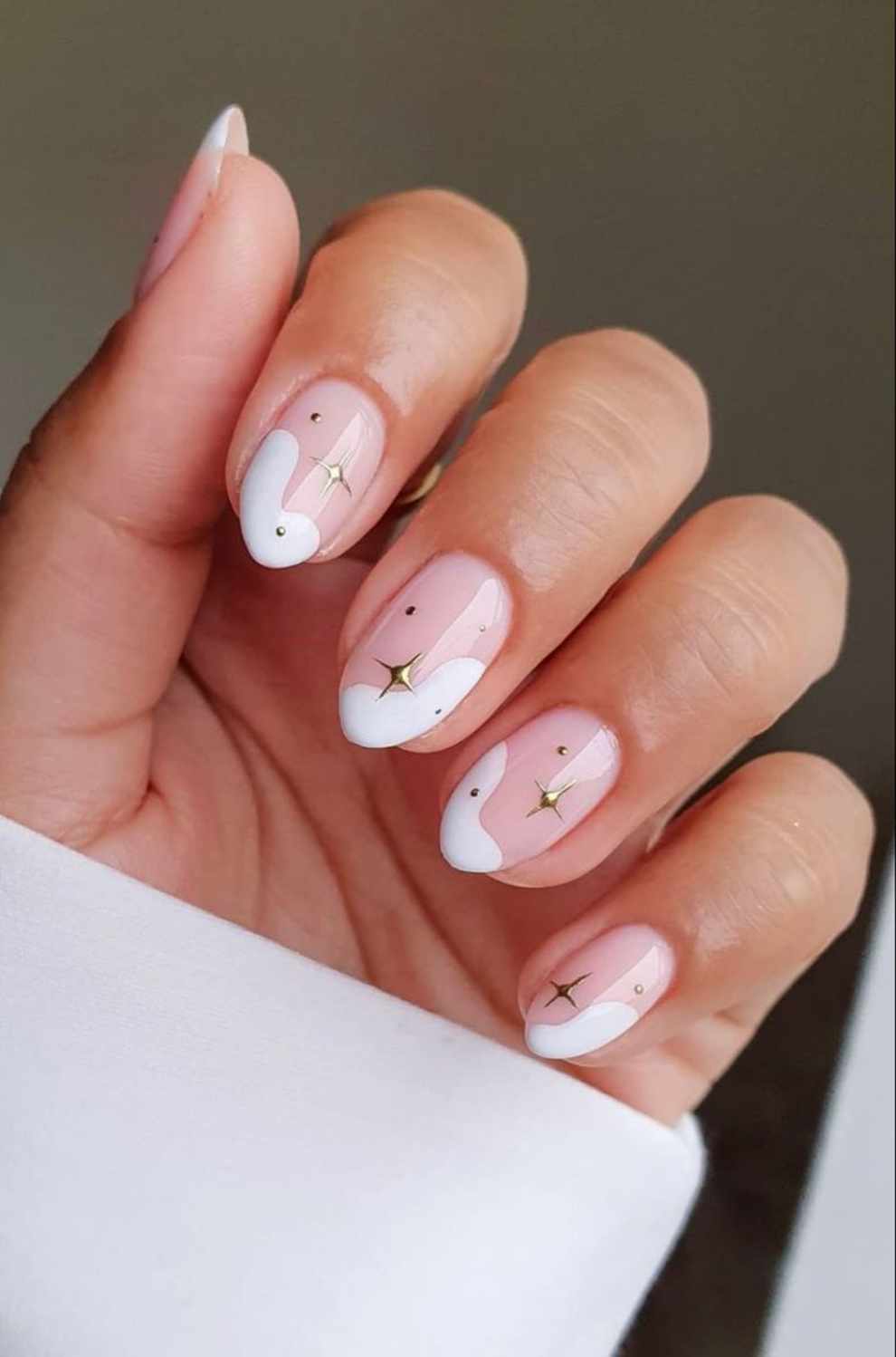 15 diseños de uñas blancas elegantes: estrellas