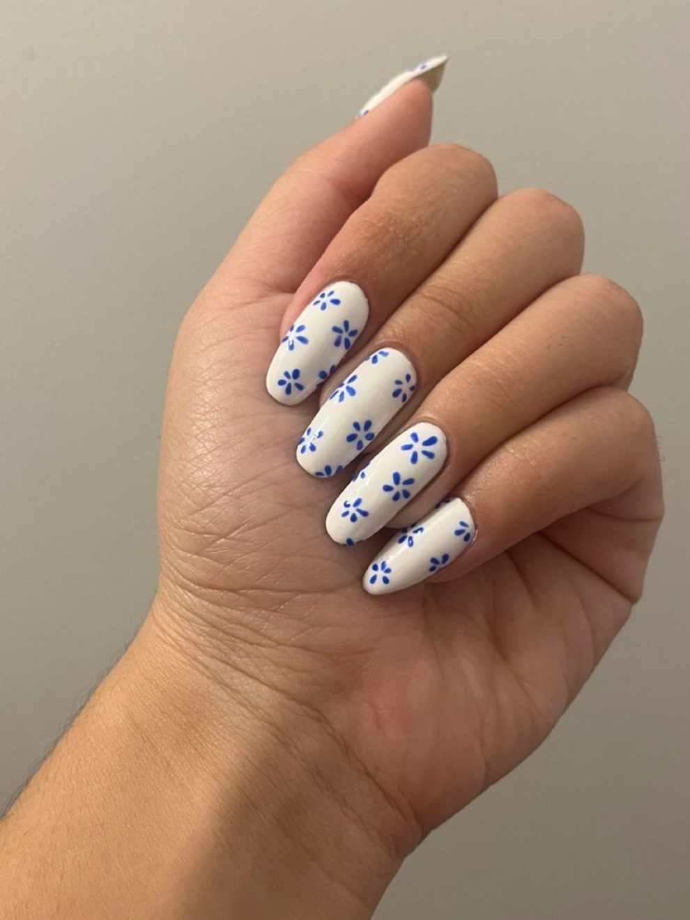 15 diseños de uñas blancas elegantes: flores