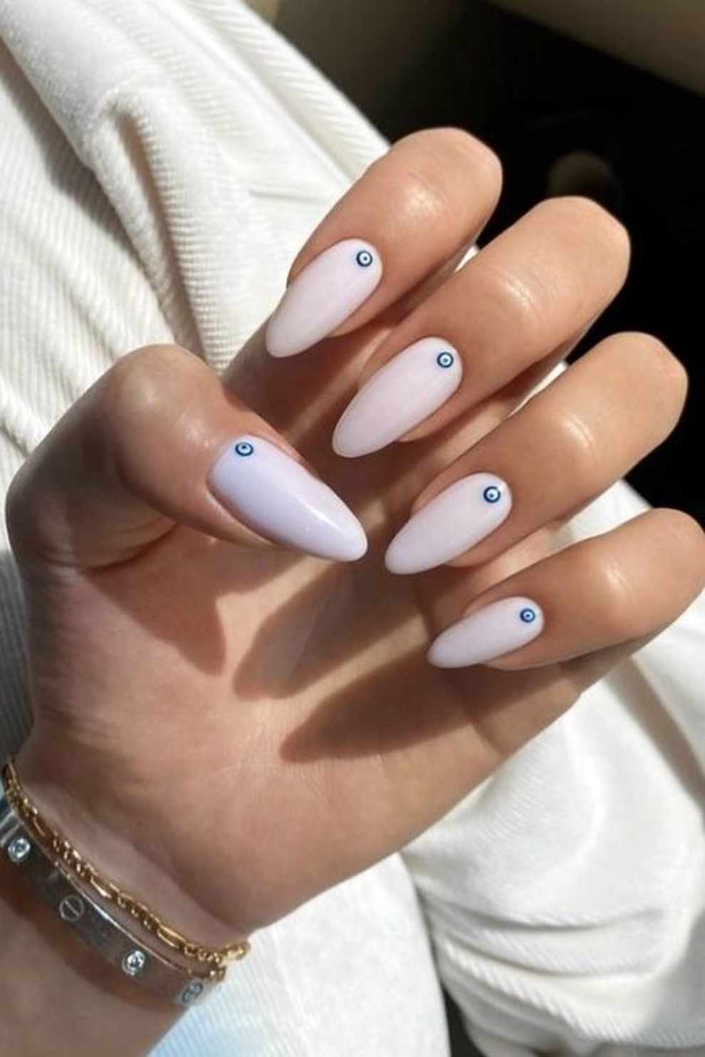 15 diseños de uñas blancas elegantes: ojo turco