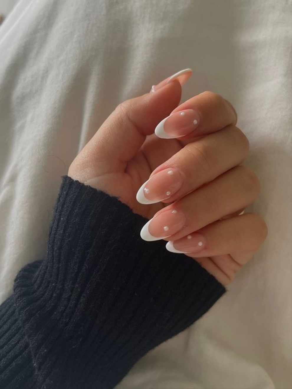 15 diseños de uñas blancas elegantes: perlas