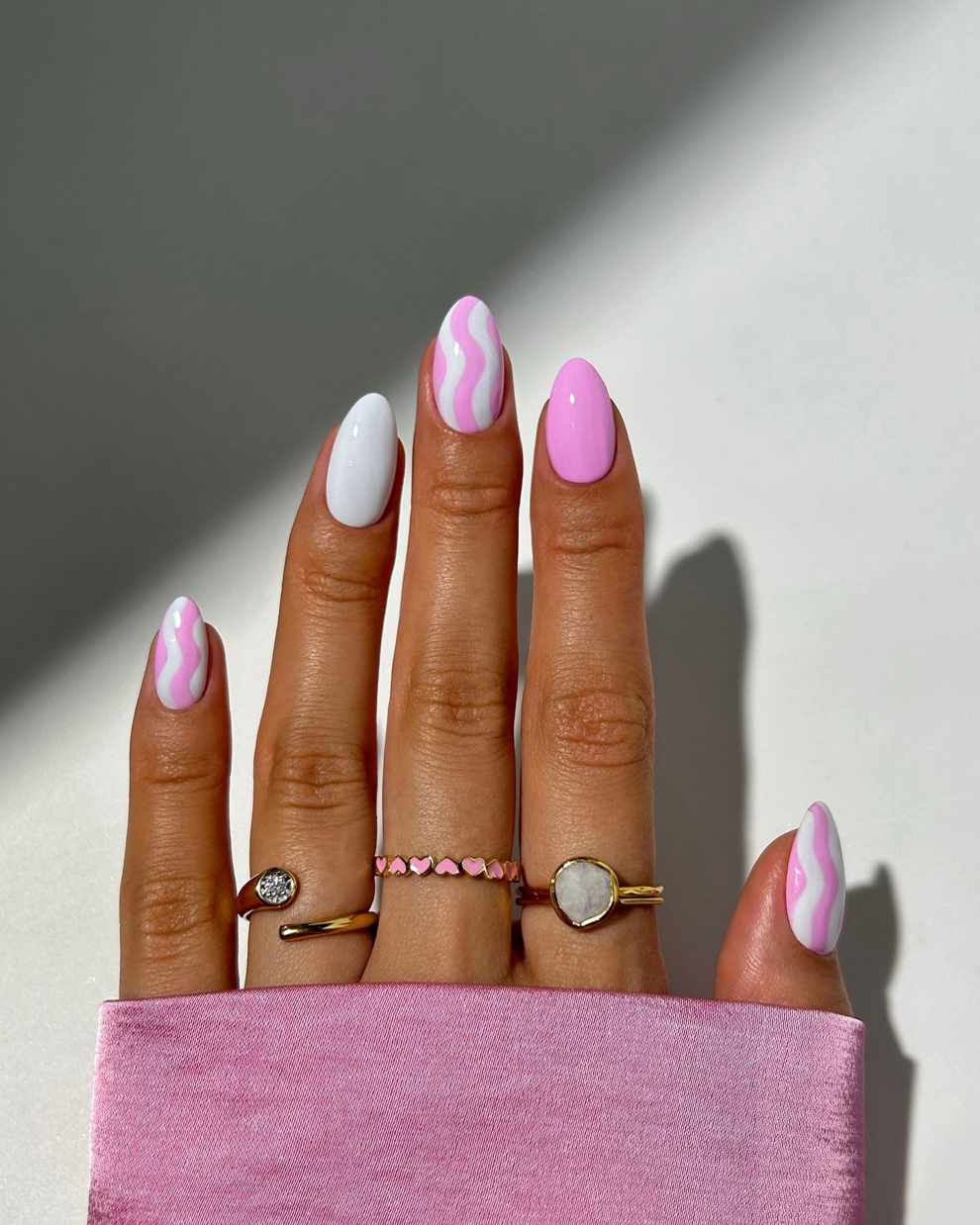 15 diseños de uñas blancas elegantes: rosa y blanco