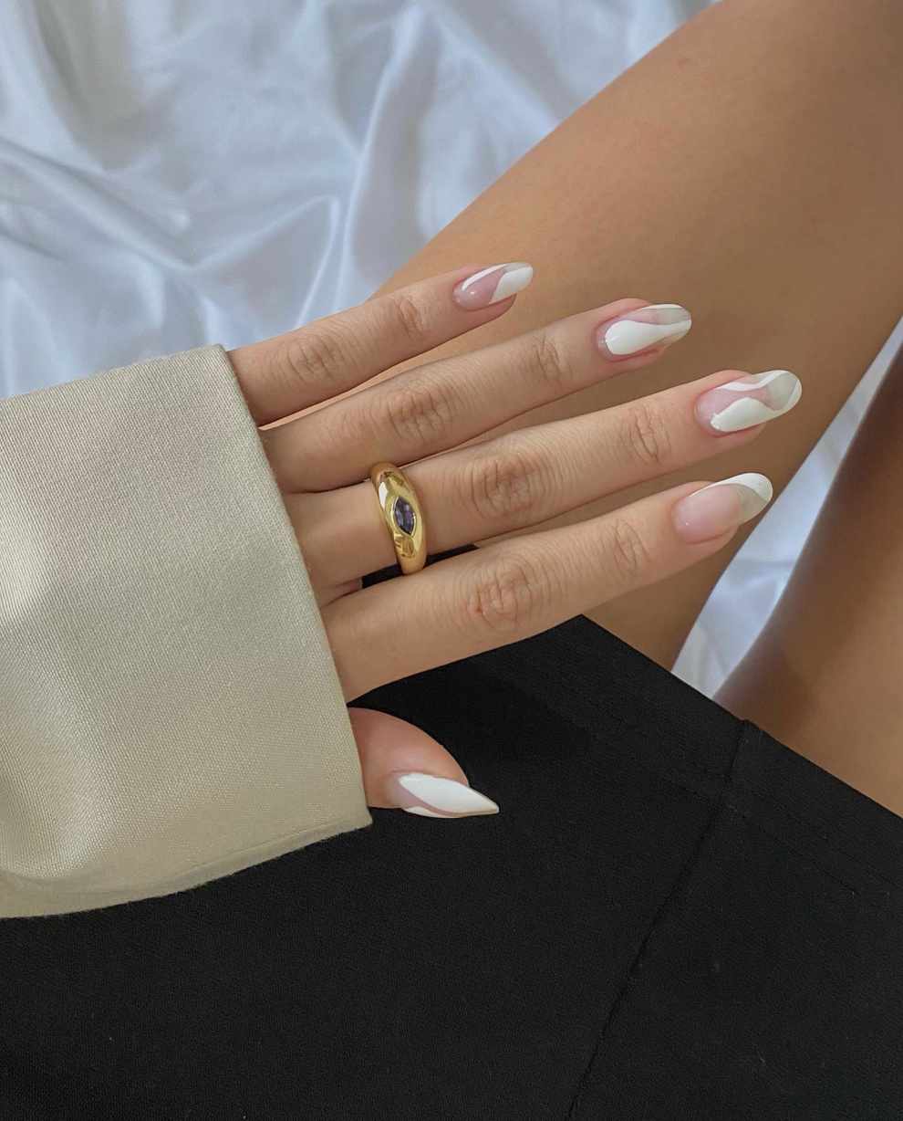 15 diseños de uñas blancas elegantes: transparentes