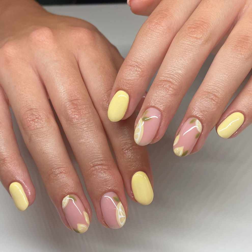 Uñas amarillo pastel limones