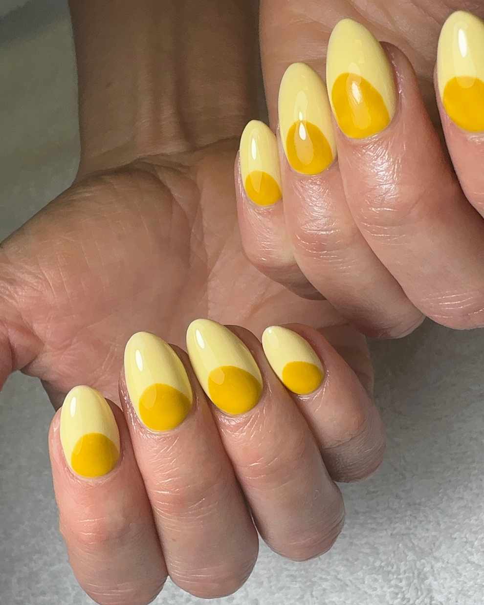 Uñas amarillo pastel media luna