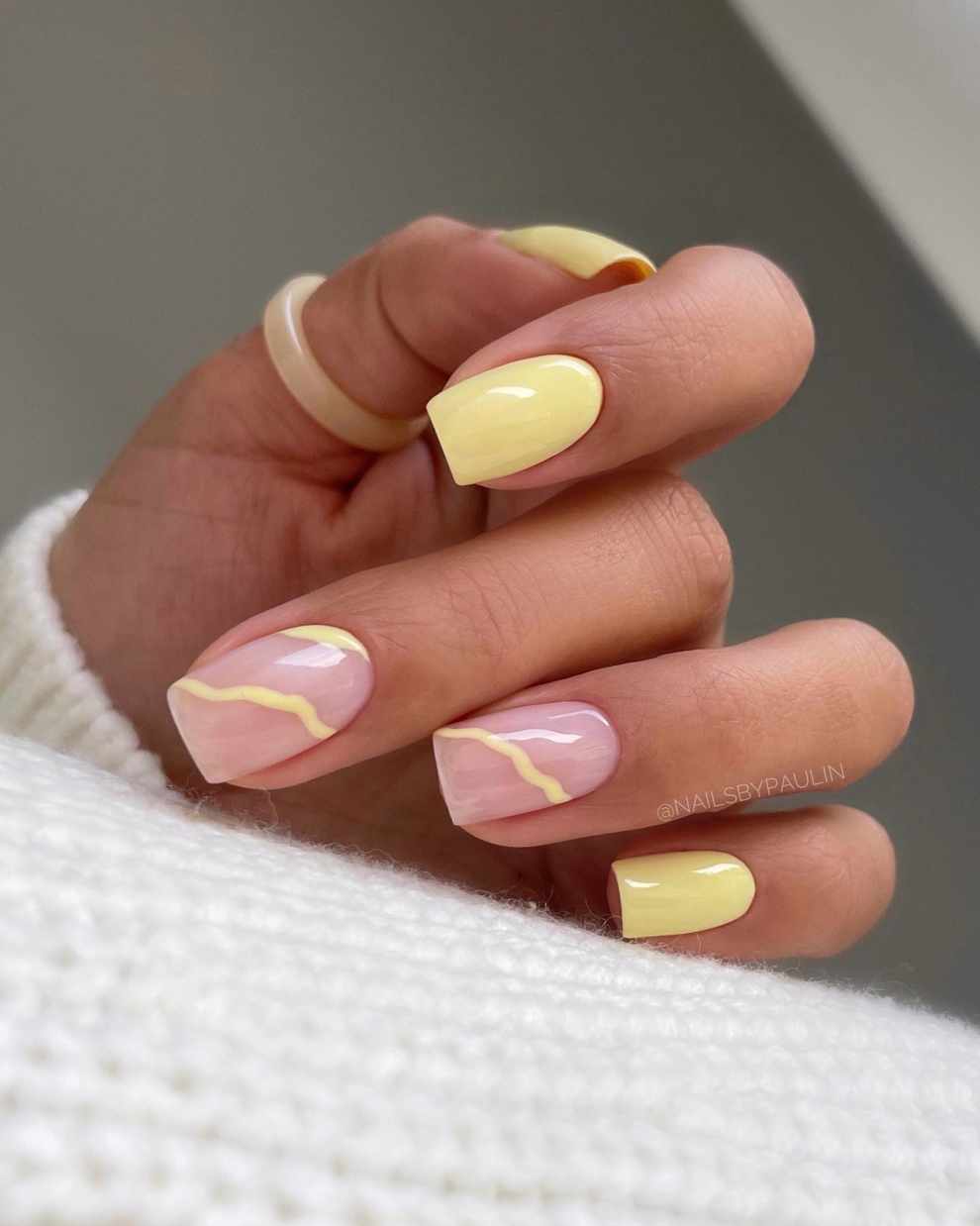 Uñas amarillo pastel  minimalistas