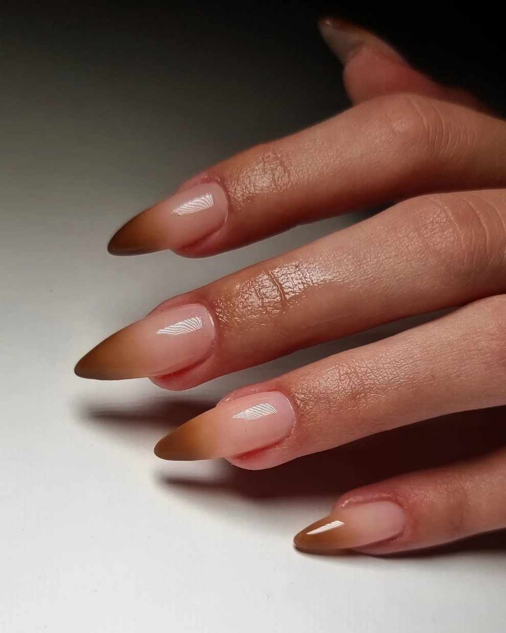 Tendencias uñas otoño 2024 ombre