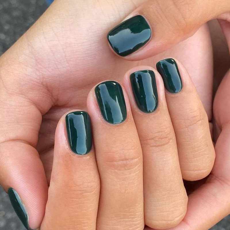 Los colores de uñas que combinan muy bien con un vestido buganvilla