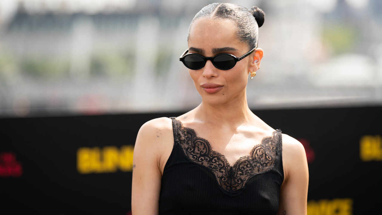 Zoë Kravitz reinventa el clean look: el nuevo recogido tendencia que veremos en todas las alfombras rojas