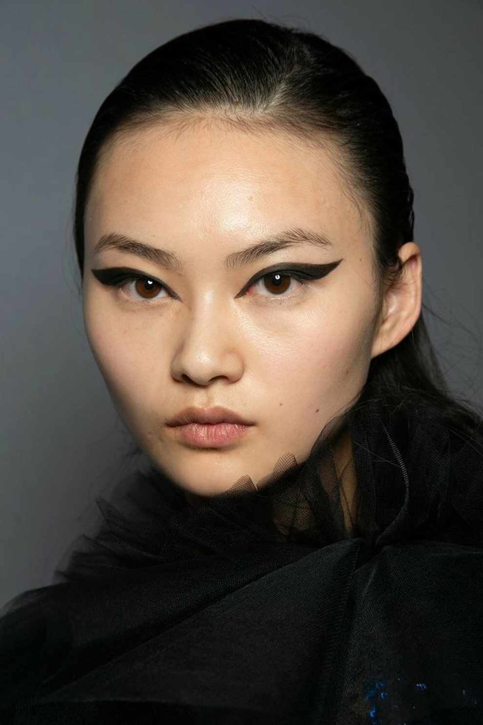 tendencias maquillaje otoño/invierno 2024-2025 maxi eyeliner