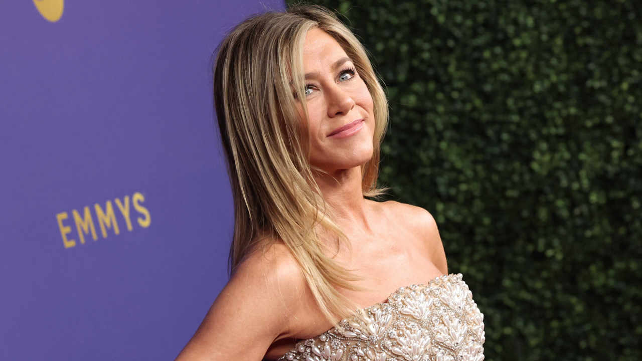 La manicura francesa de Jennifer Aniston y otras tendencias en uñas minimalistas vistas en los Emmy 2024