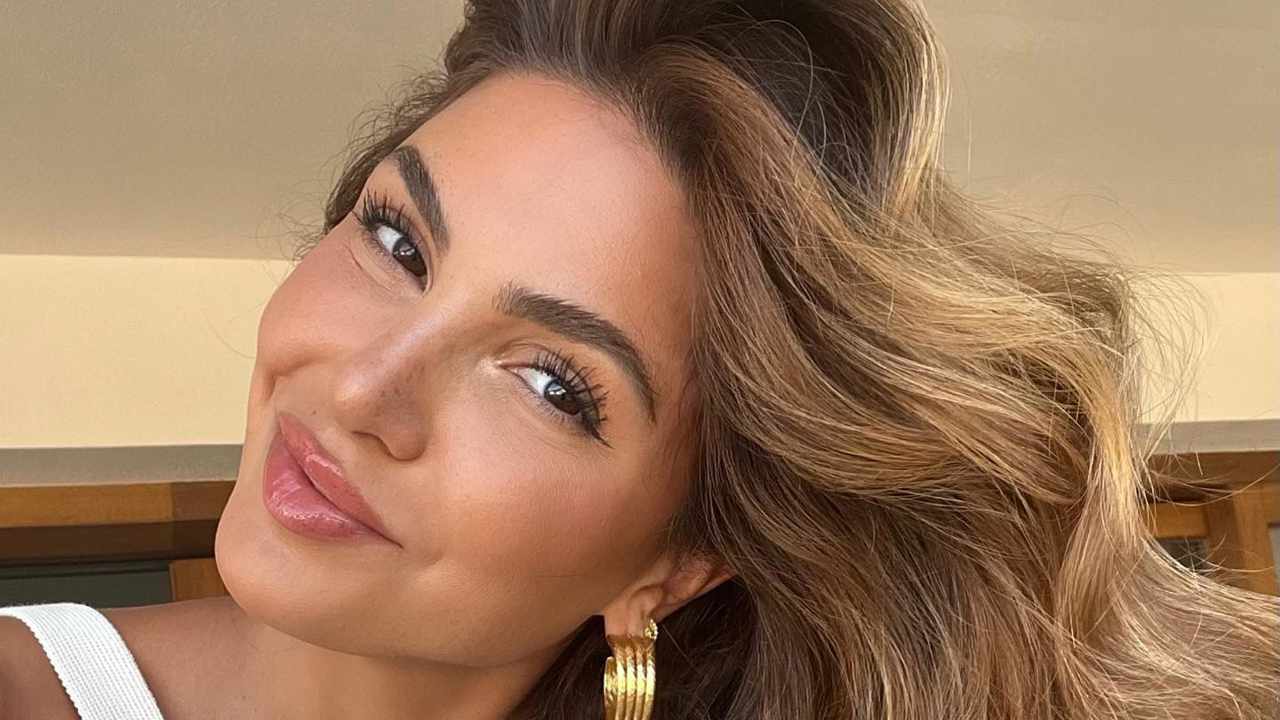 La influencer Negin Mirsalehi con un maquillaje muy natural y el pelo ondulado