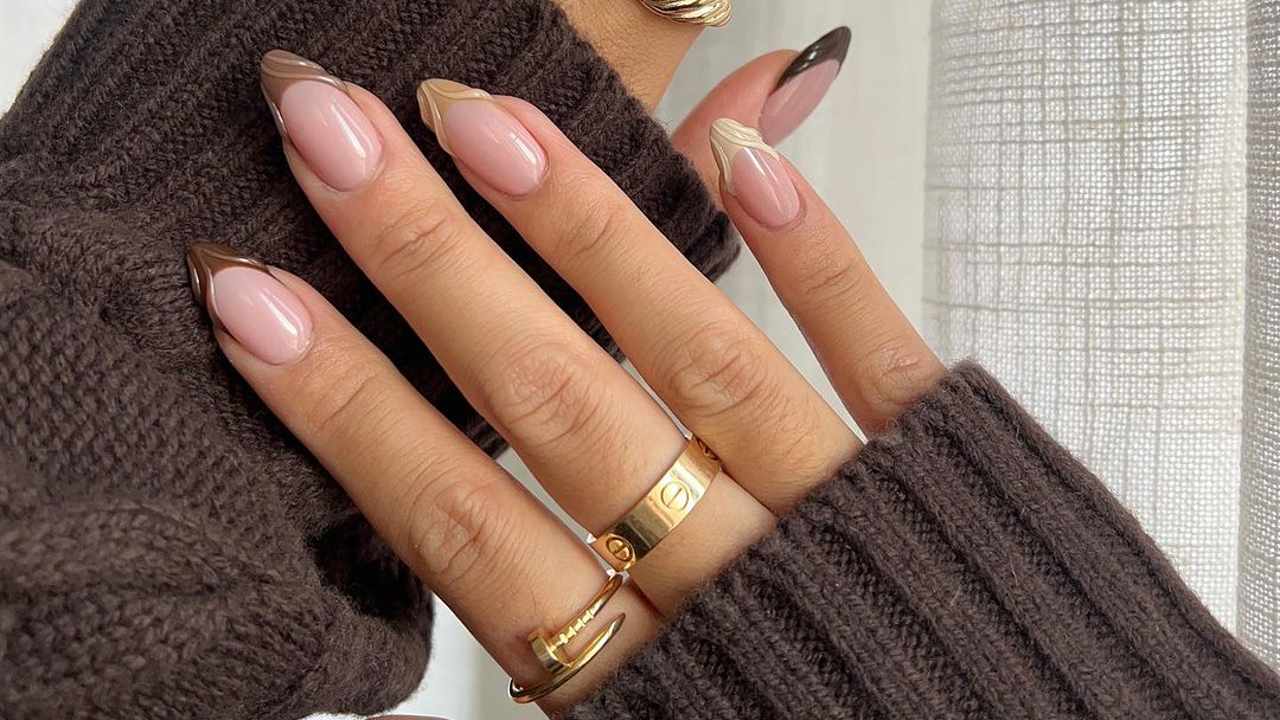 Los 15 diseños de uñas marrones más bonitos para Otoño/Invierno 2025 vistos en Instagram y Pinterest