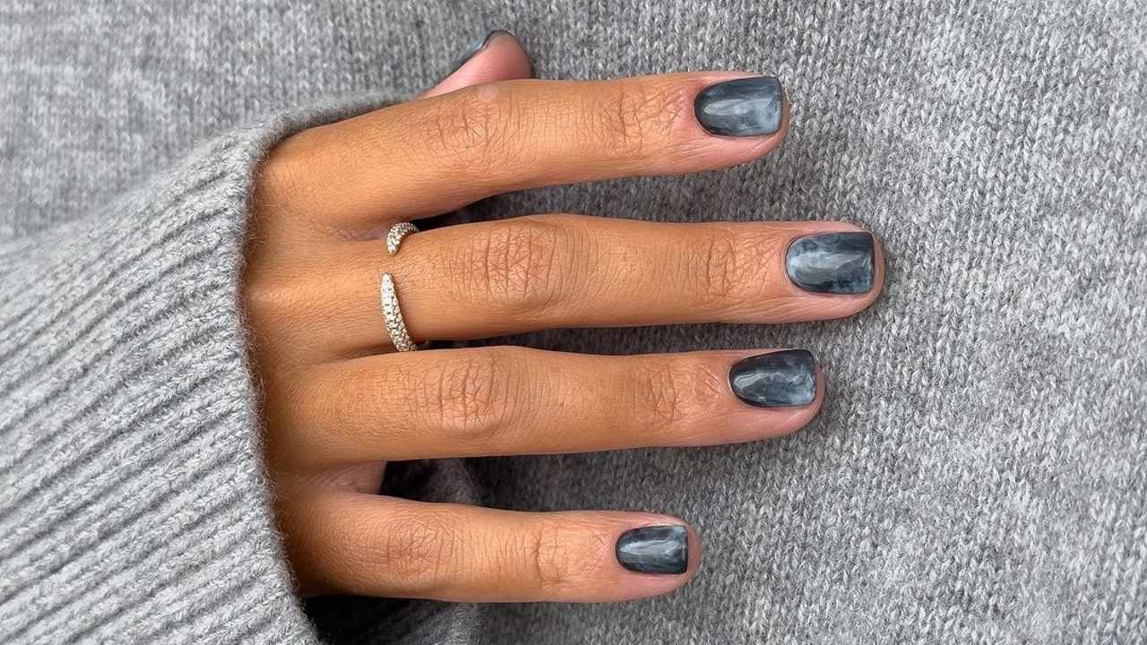 10 colores de uñas en tendencia que demuestran que el rojo NO es el más elegante para invierno 2025