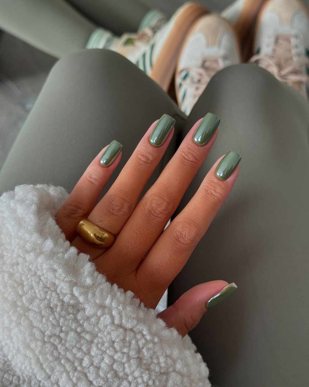 Uñas verde caqui